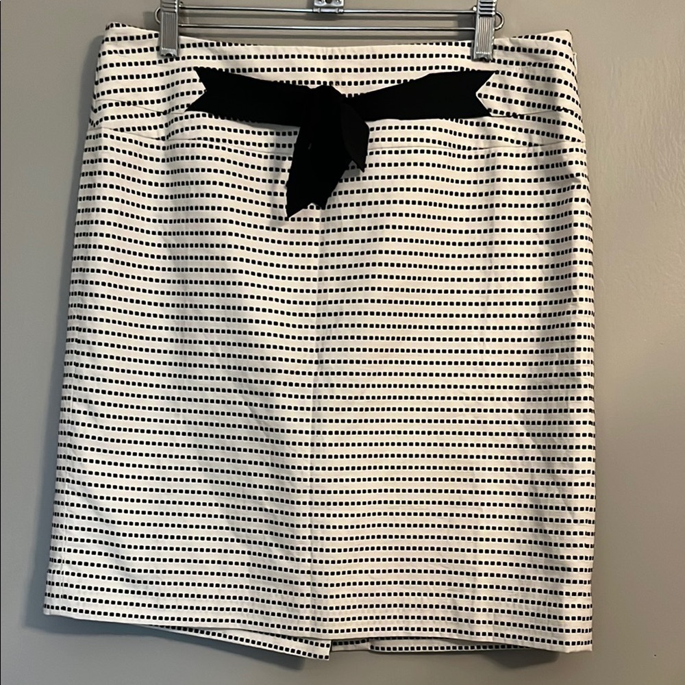 NWT LOFT White and Black Pencil Skirt with Black Bow Size 10